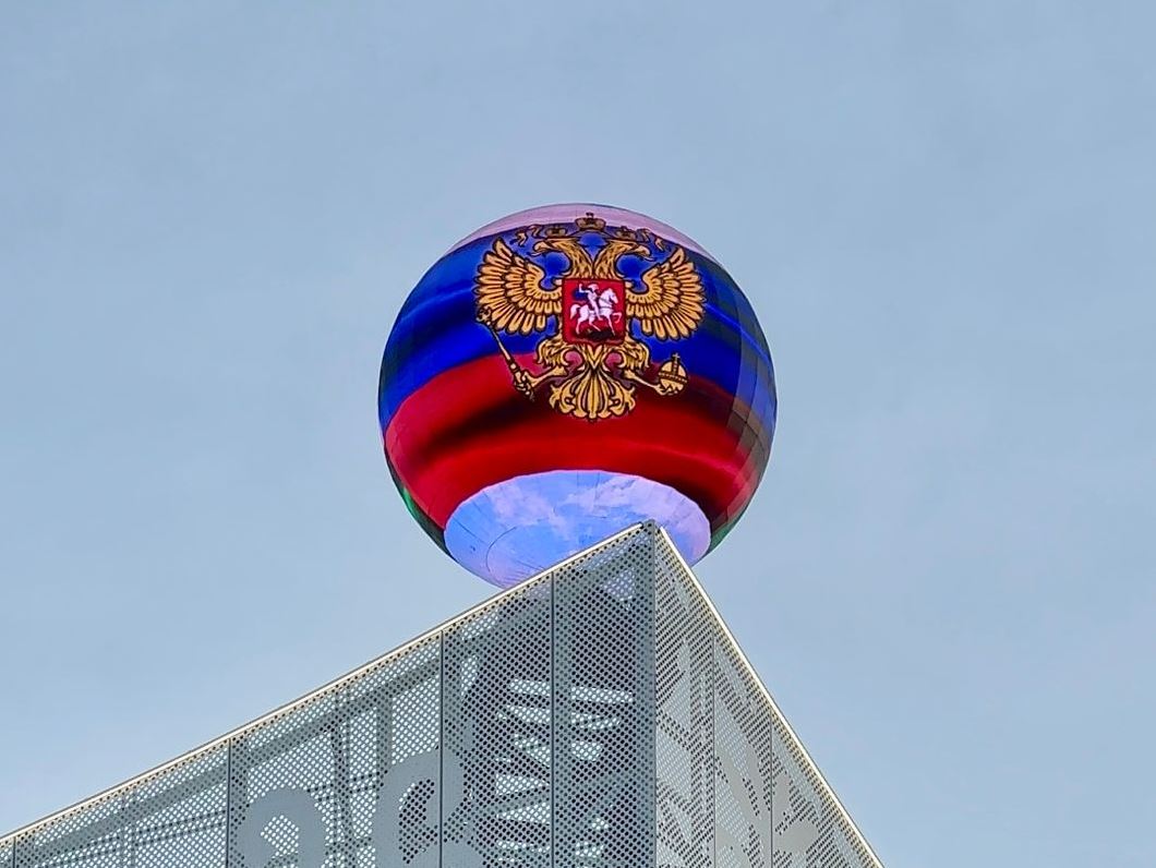Мы установили первый уличный светодиодный шар в России