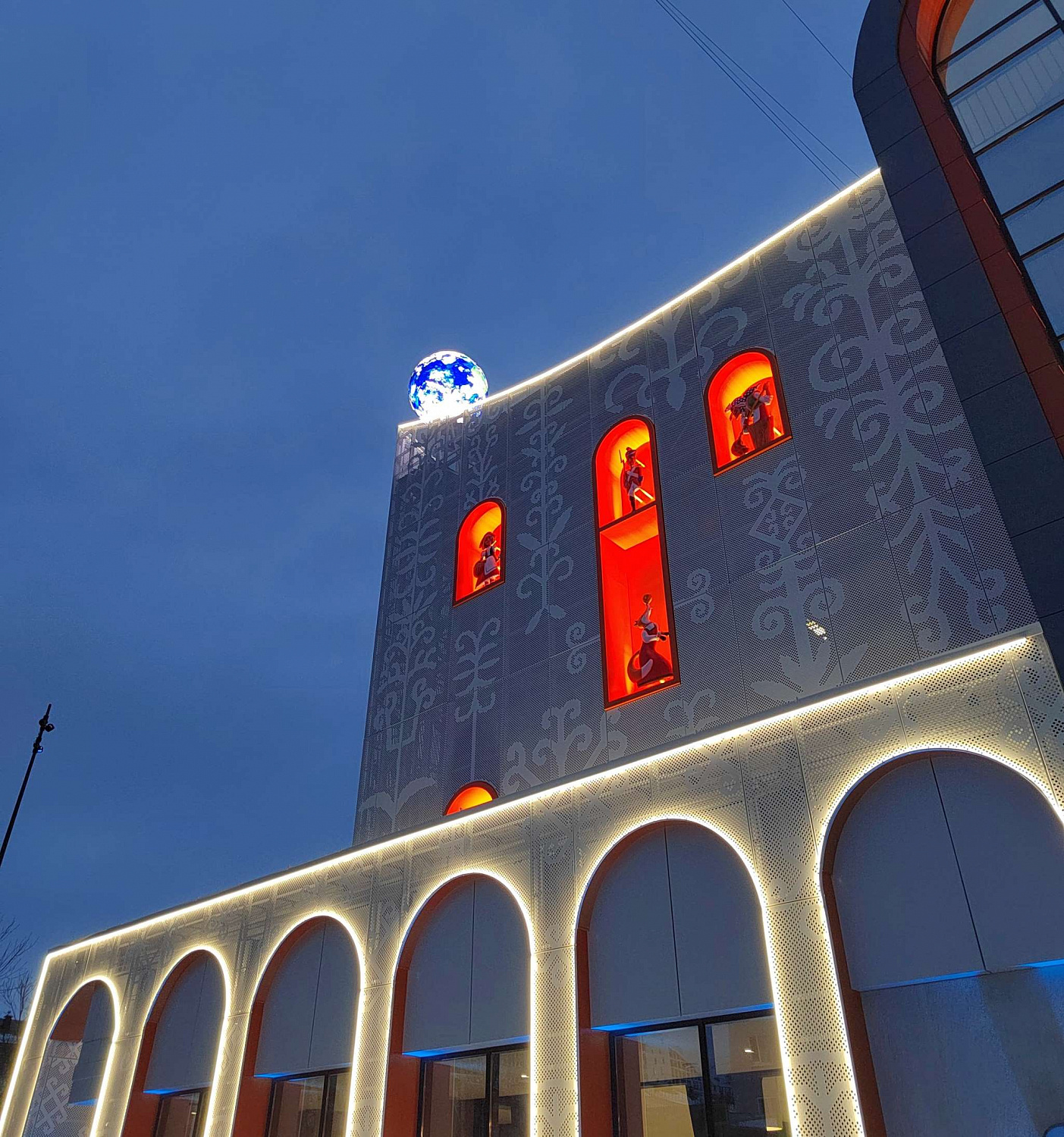 Светодиодный шар на крыше здания Башкирского государственного театра кукол