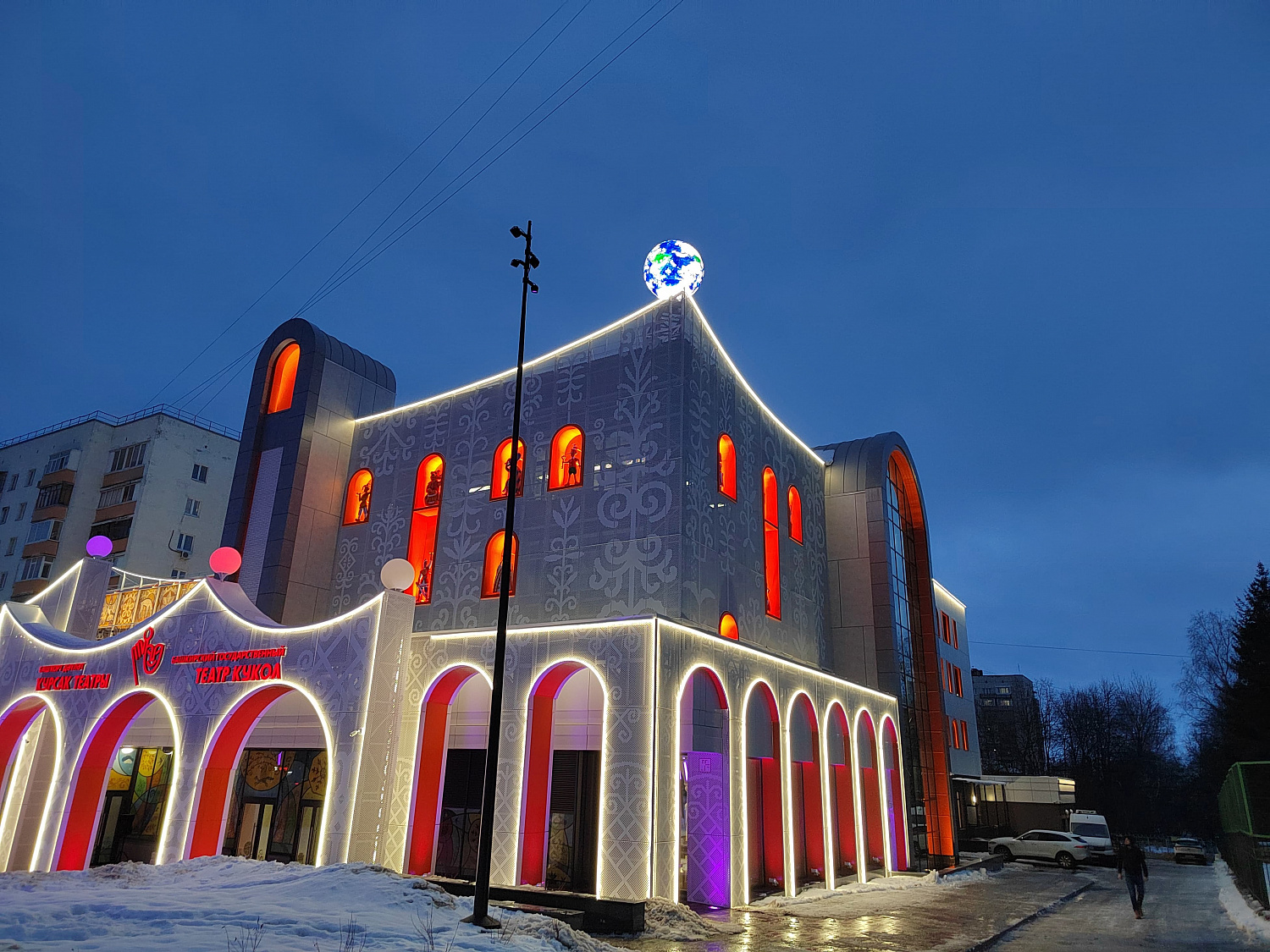 Светодиодный шар на крыше здания Башкирского государственного театра кукол